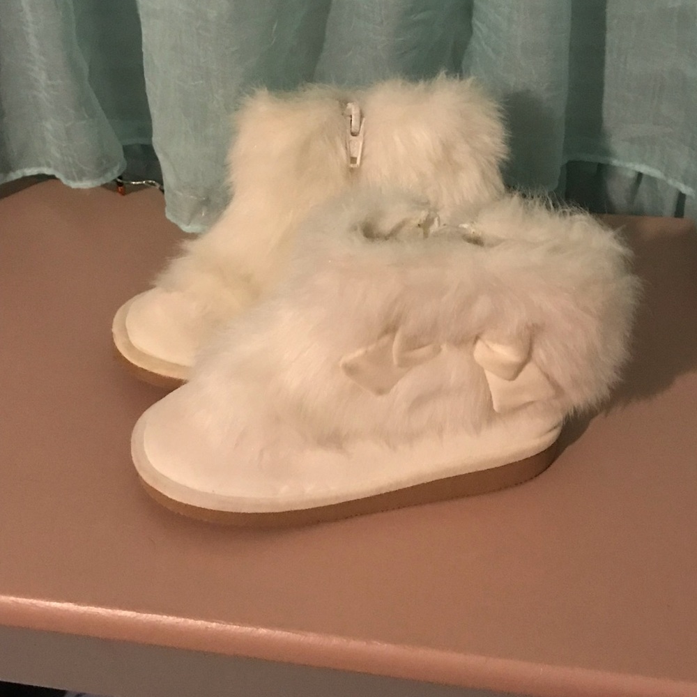 Brand new Gymboree white furry boots size 8